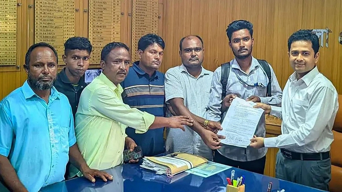 তিস্তার ভাঙন ও ক্ষতিগ্রস্ত সড়ক সংস্কারে ডিসিকে স্মারকলিপি