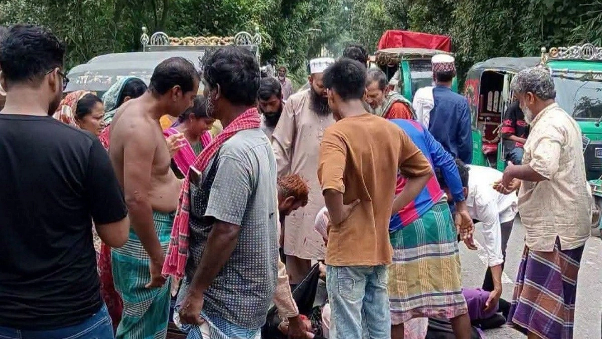 ট্রাকচাপায় প্রাণ গেল গৃহবধূর, অক্ষত কোলের শিশু