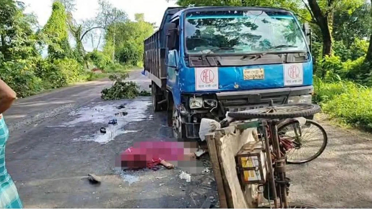 পিকআপের ধাক্কায় প্রাণ গেল ভ্যানযাত্রীর