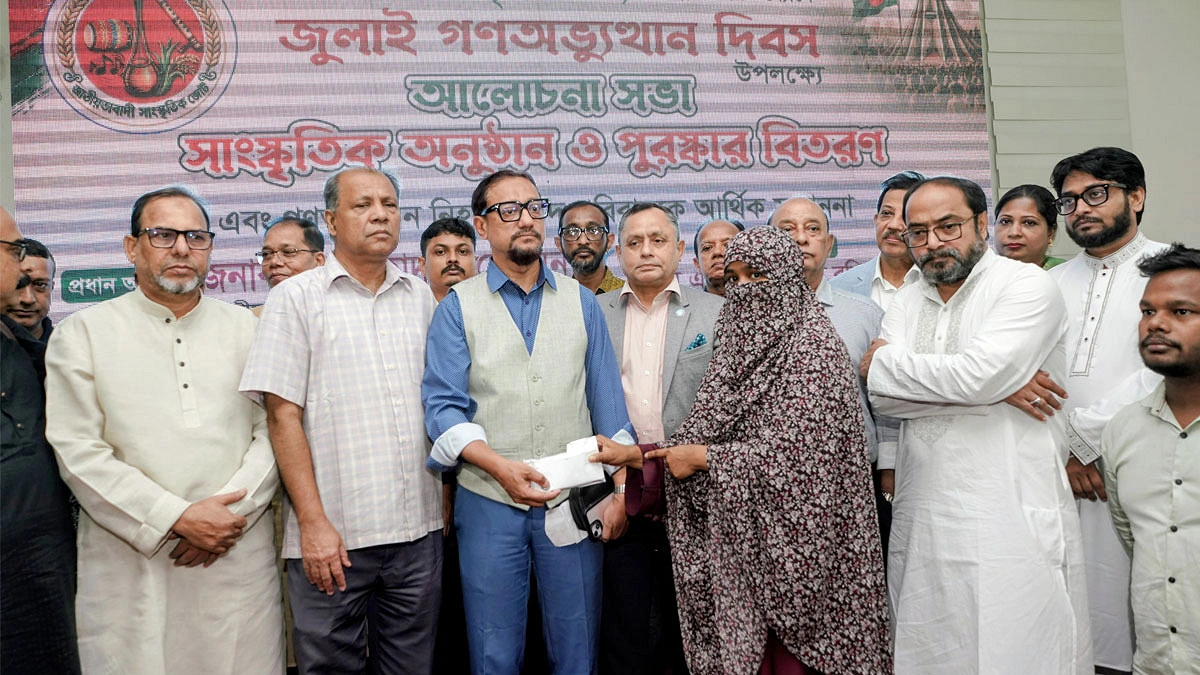 জুলাই শহীদ পরিবারে ৮ লাখ টাকা দিলেন মেয়র শাহাদাত