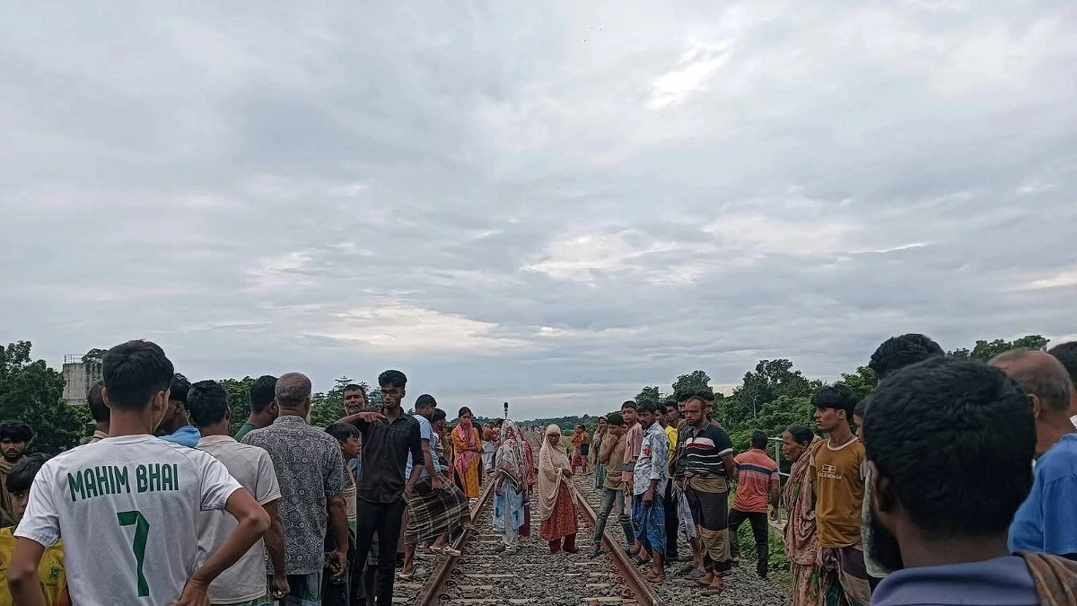 রেললাইনের ওপর শুয়ে ছিলেন ২ যুবক, ট্রেনে কাটা পড়ে গেল প্রাণ