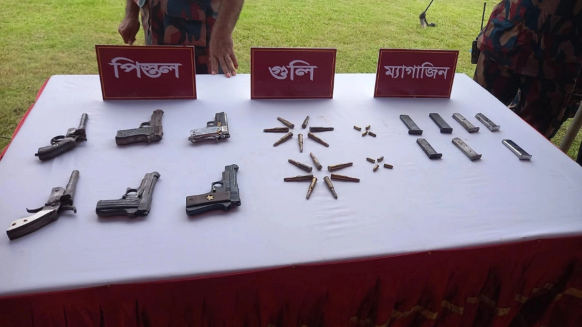 সাতছড়ির জঙ্গলে মিলল মাটিতে পুঁতে রাখা অস্ত্র