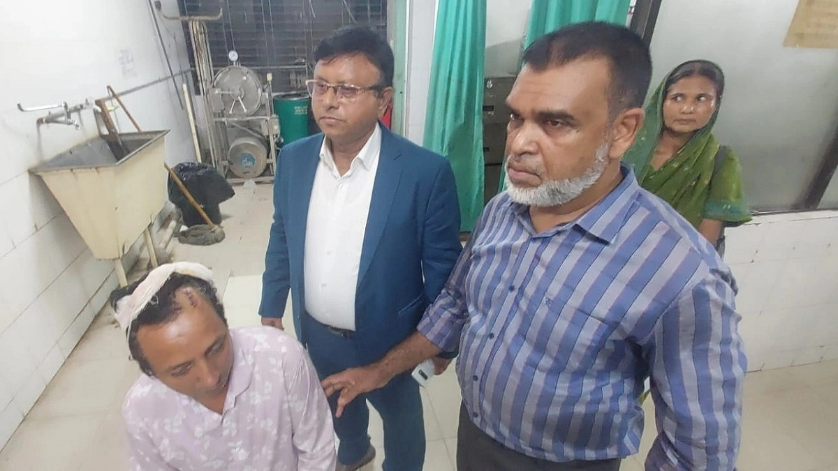 রায়পুরায় সংঘর্ষে আহত যুবদল নেতাকে দেখতে হাসপাতালে এমপি আশরাফ
