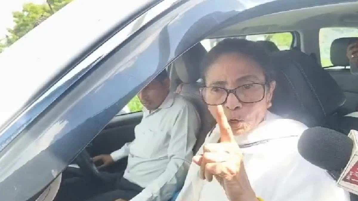 মমতার গাড়ি ঘিরে বিক্ষোভ, ছোড়া হল ইট-পাথর, চটি-কাদা