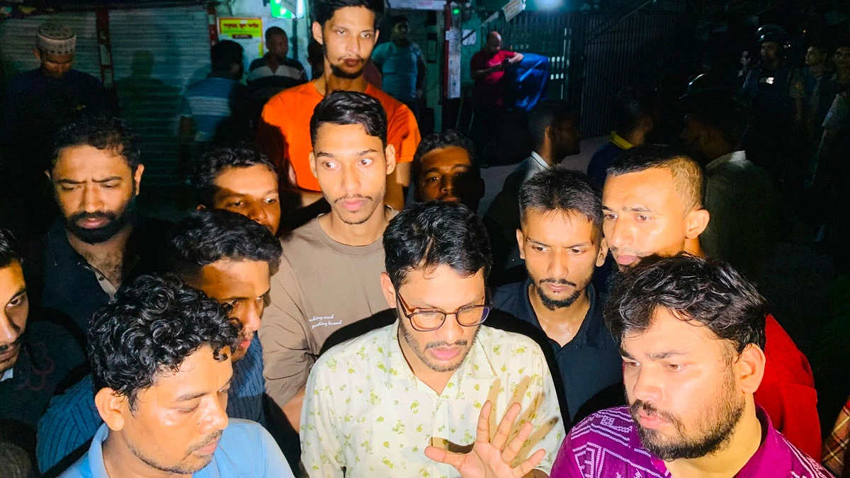 কথা বলছেন ছাত্রদল নেতারা- আগামীর সময়