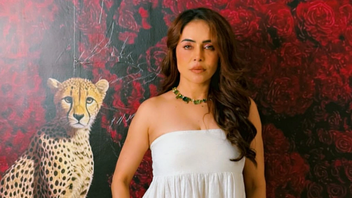 রেড কার্পেটে নারী ভক্তের আচরণে হতবাক অভিনেত্রী