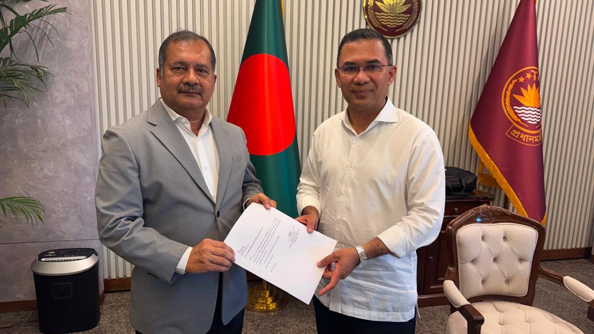 উপদেষ্টা হিসেবে প্রধানমন্ত্রীর হাতে যোগদানপত্র দিলেন জহির উদ্দিন স্বপন