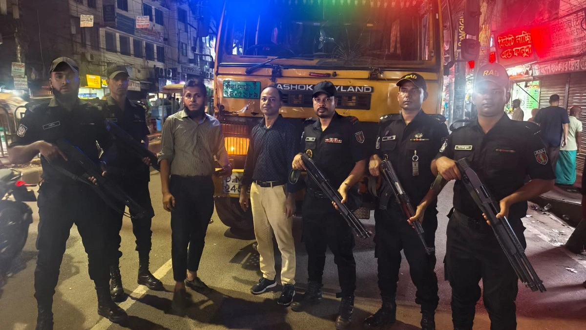 নয়াবাজারে ১০ ট্রাক ডুপ্লেক্স বোর্ড আটক