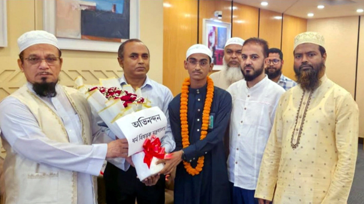 সৌদিতে বিজয়ী হাফেজদের বিমানবন্দরে অভ্যর্থনা দিলেন ধর্মমন্ত্রী