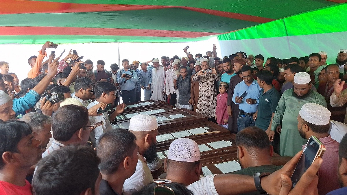 সৌদিতে আগুনে মৃত্যু : ৭ জনের জানাজা এক মাঠে, পাশাপাশি কবরে চারজন