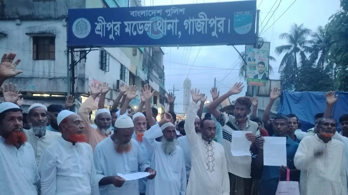 গরু চুরি বন্ধের দাবিতে শ্রীপুর থানার সামনে গ্রামবাসীর বিক্ষোভ