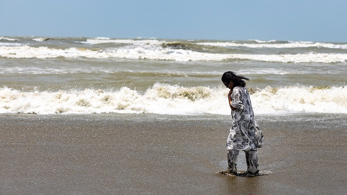 সমুদ্রের পাড়ে এক নারী। বিশাল সমুদ্রের সামনে তার একাকী উপস্থিতি তৈরি করেছে অন্যরকম এক দৃশ্য।