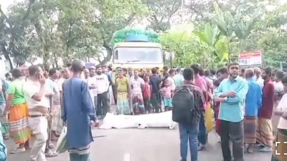 ট্রাক-পিকআপ সংঘর্ষে নিহত ২, মরদেহ সড়কে রেখে বিক্ষোভ