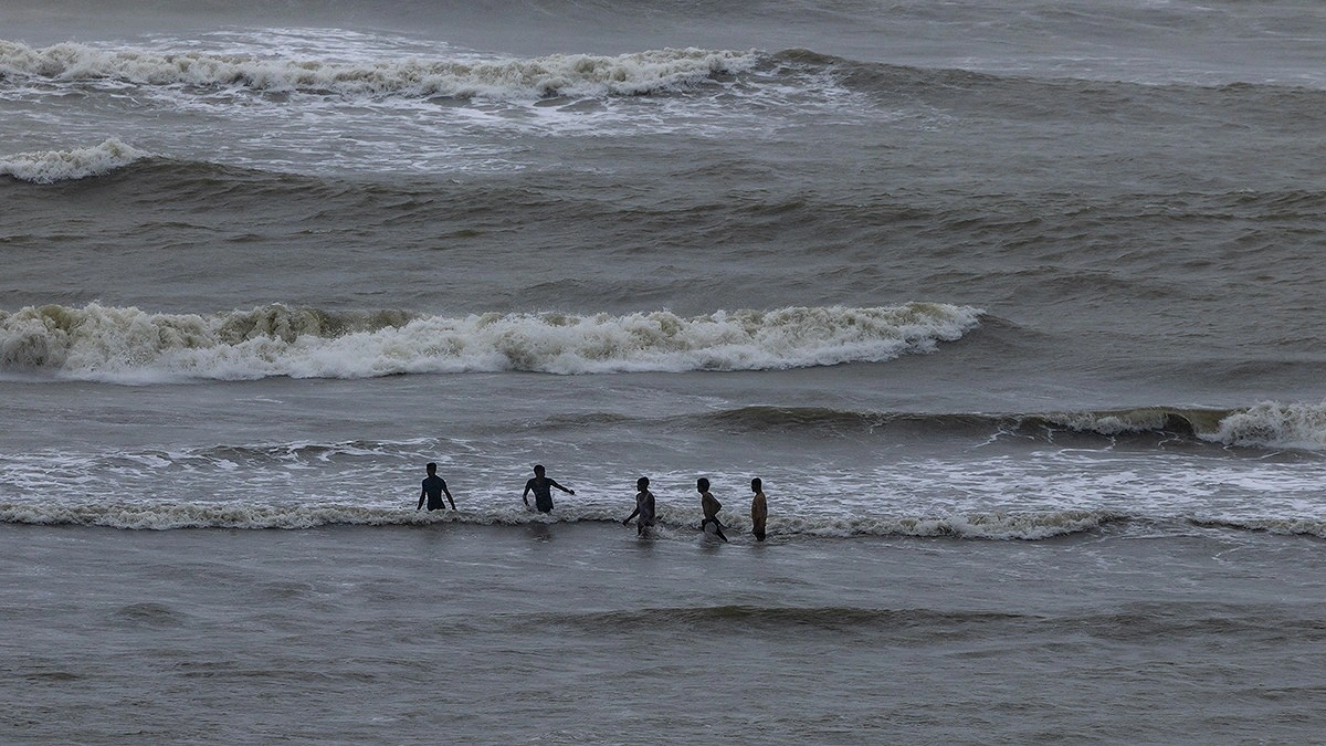 ঢেউয়ের সঙ্গে ছুটে চলা