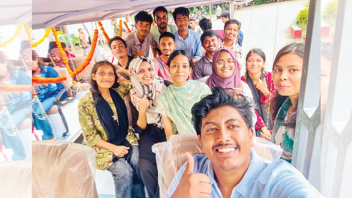 নোবিপ্রবি ক্যাম্পাসে ছুটছে ই-কার