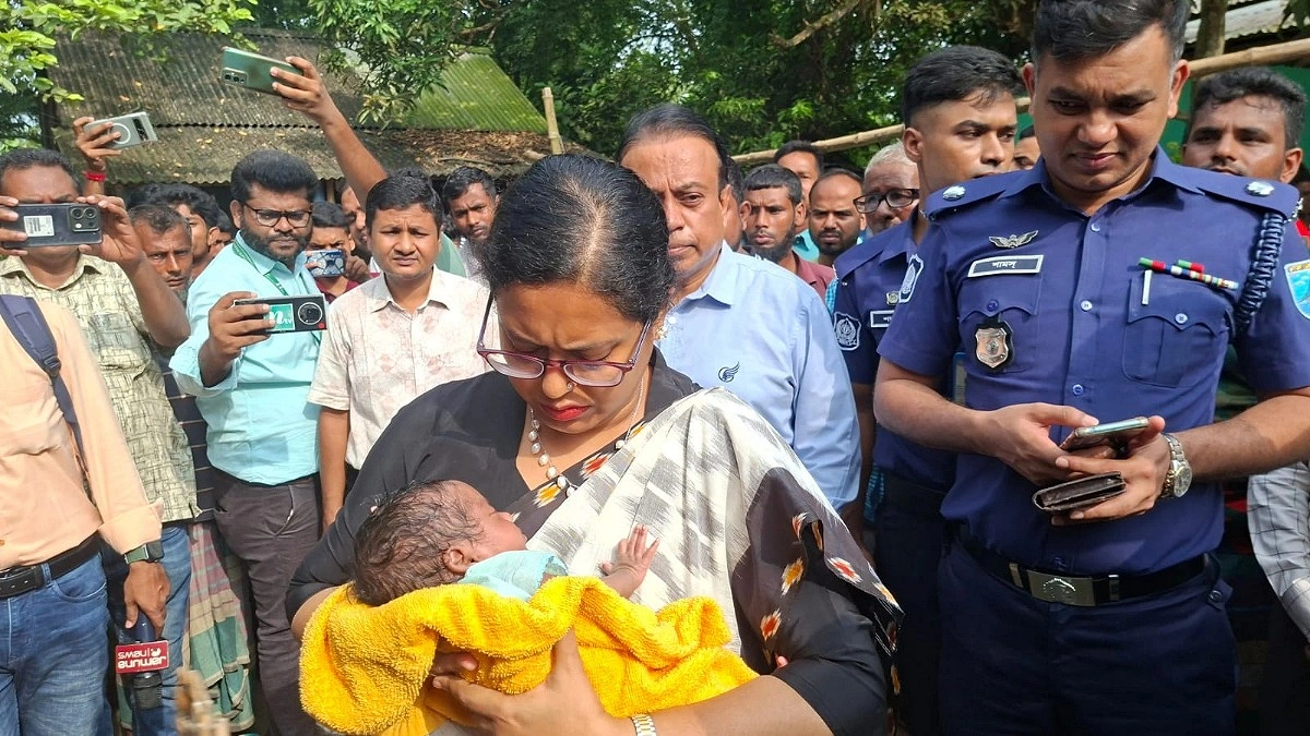 মায়ের শূন্যতা, ডিসির কোলে কনিকার নিষ্পাপ শিশু