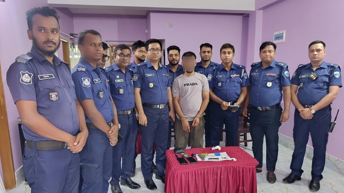 প্রবাসীর বাড়িতে অস্ত্রের মুখে চাঁদাবাজি, পিস্তলসহ গ্রেপ্তার ১