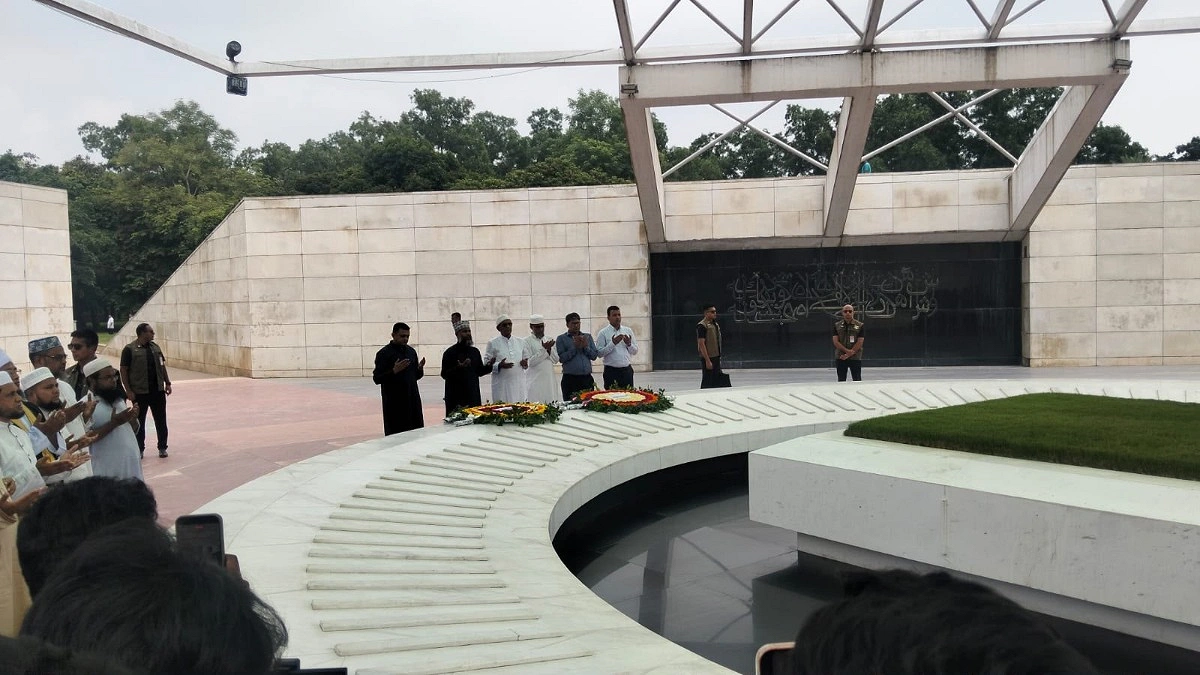 বঙ্গভবন যাওয়ার আগে কবর জিয়ারতে মির্জা ফখরুল