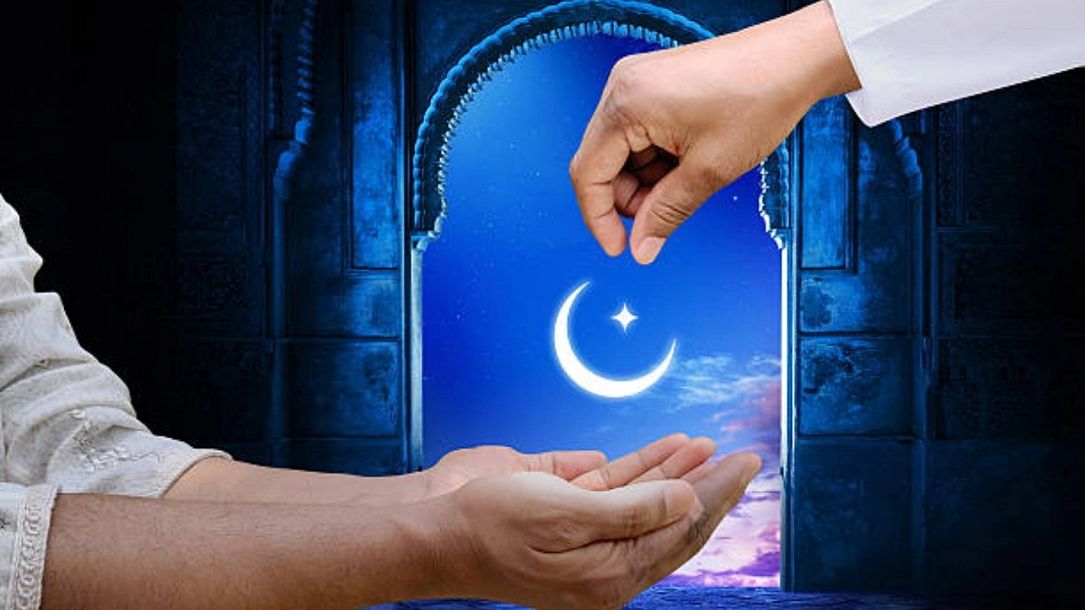 অসহায় মানুষের পাশে দাঁড়ানোও ইবাদত