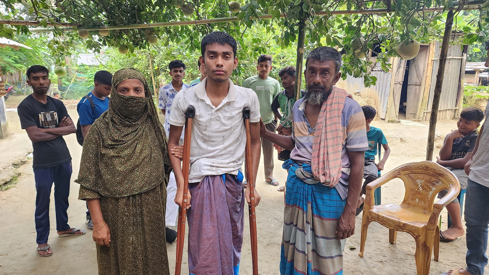 পঙ্গু হয়ে দেশে ফিরে মা-বাবার সঙ্গে রাজন।