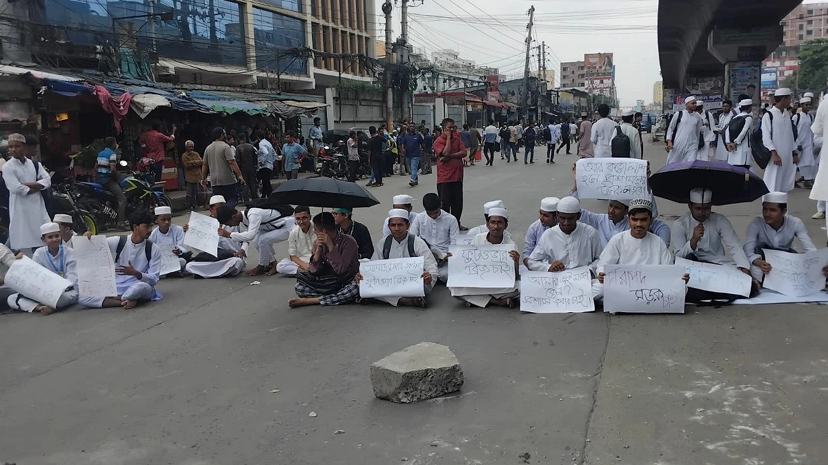 টঙ্গীতে শিক্ষার্থী নিহতের ঘটনায় মাদ্রাসাছাত্রদের মহাসড়ক অবরোধ