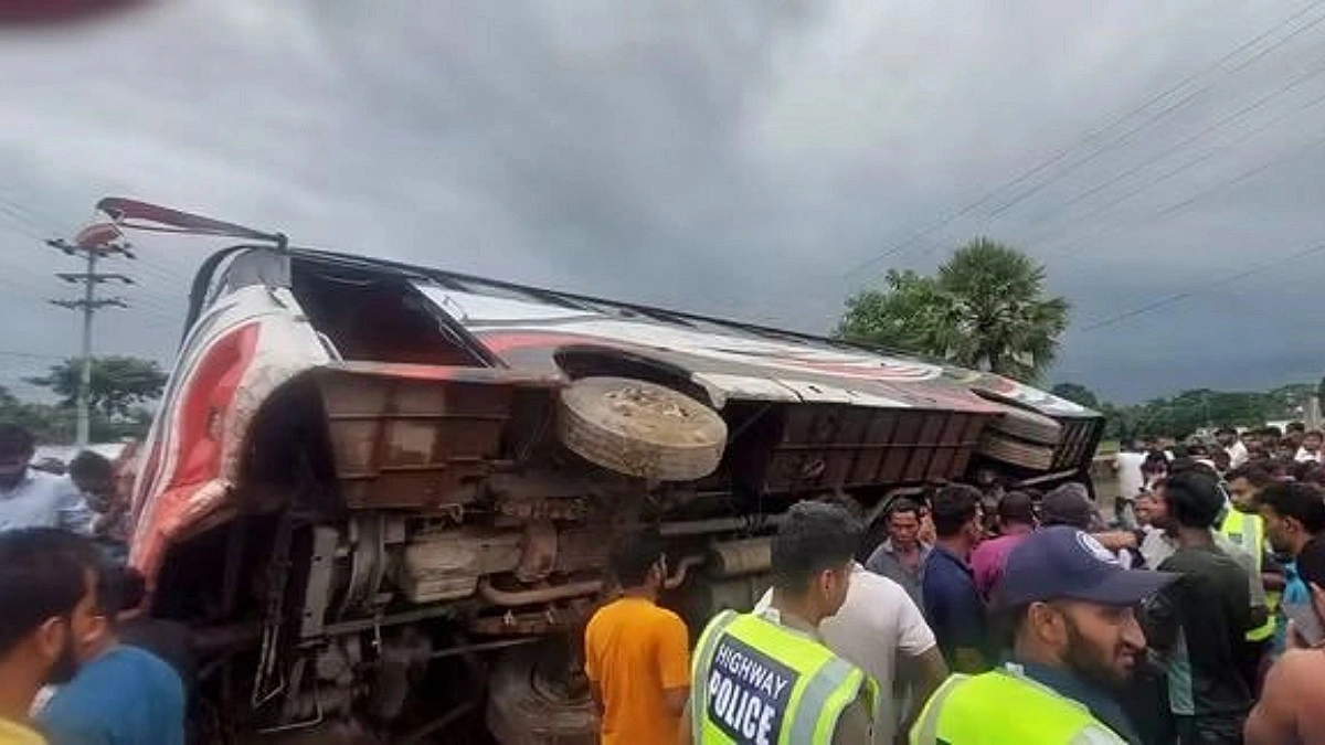 পথচারী স্কুলছাত্রীদের ওপর উঠে গেল বাস, নিহত ১