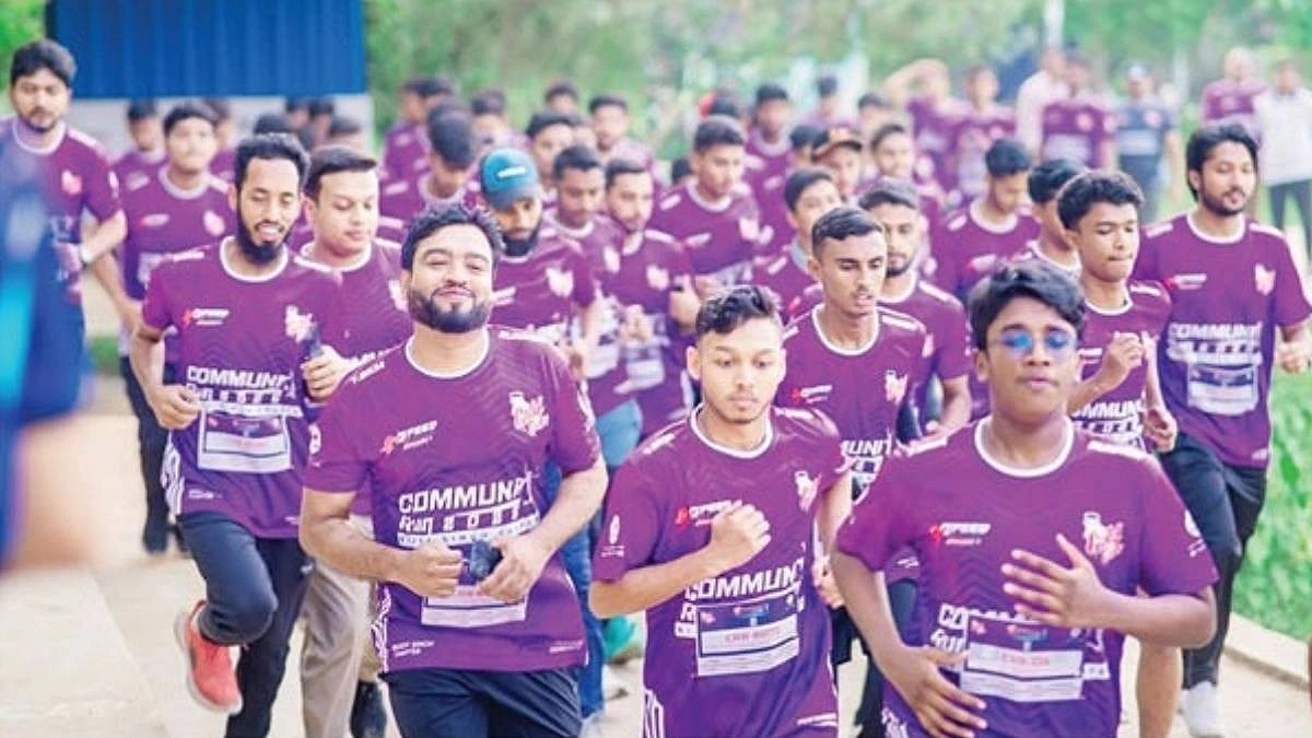 মোবাইল ছেড়ে ভোরের মাঠে তরুণরা