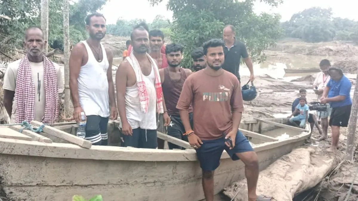 কাঠের নৌকায় ২ হাজার মানুষকে বাঁচালেন তরুণ