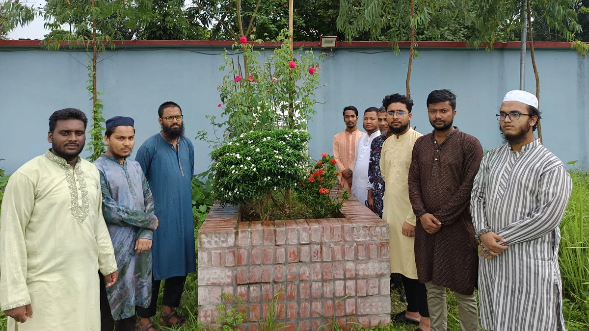 টাঙ্গাইলে শহীদ আহনাফের কবর জিয়ারত করল মানারাত ইউনিভার্সিটির ইইই ক্লাব