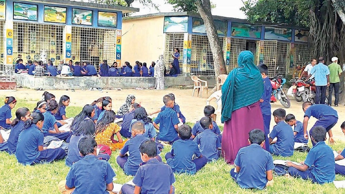 খোলা আকাশের নিচে ক্লাস