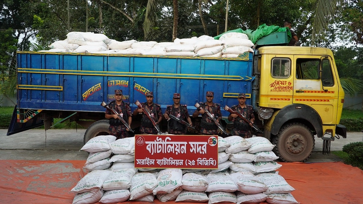 বিজয়নগর সীমান্ত থেকে বিপুল পরিমাণ সার উদ্ধার