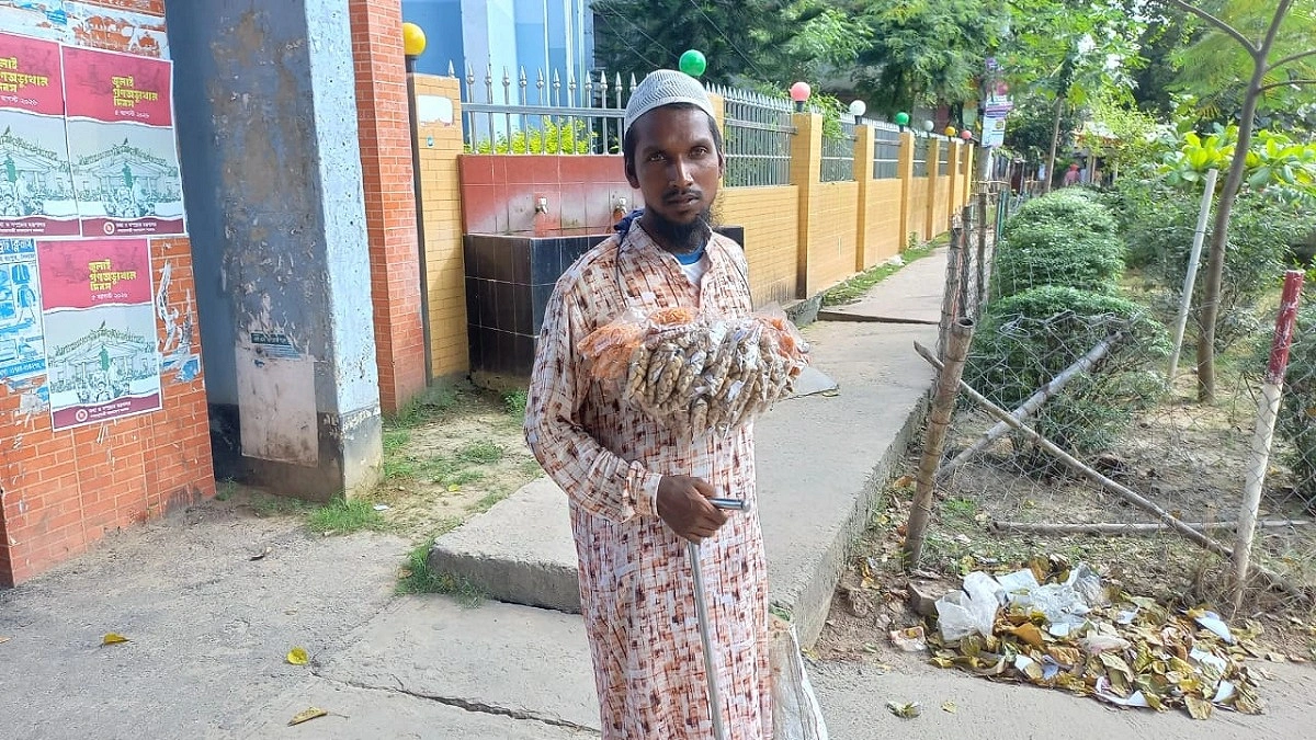 চোখে আলো নেই, তবু রাজুর জীবনে হাল ছাড়ার অন্ধকার নেই