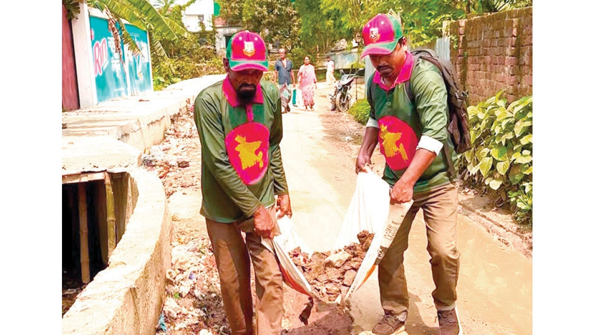জনকল্যাণে বাবা-ছেলের দৃষ্টান্ত
