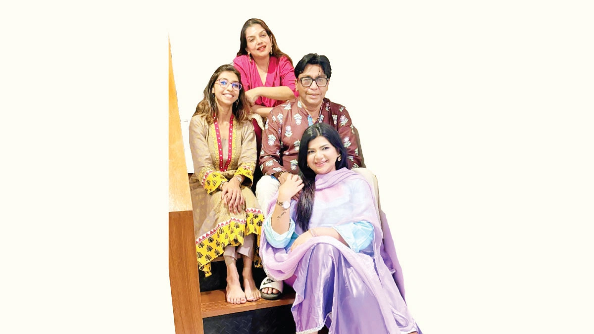 দুই মেয়ের সঙ্গে শহীদুজ্জামান সেলিম ও রোজী সিদ্দিকী