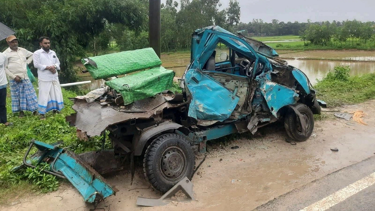 কক্সবাজারে বাসচাপায় লেগুনার ৪ আরোহী নিহত