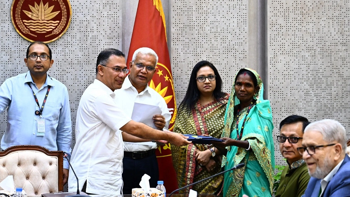 চা শ্রমিকদের মধ্যে রেইনকোট বিতরণ কার্যক্রম উদ্বোধন করলেন প্রধানমন্ত্রী