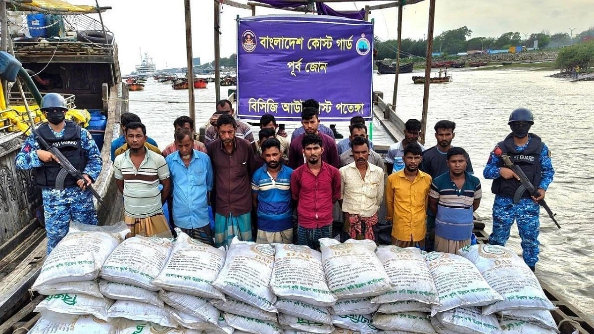 পাচারকালে সাগরে ট্রলার থেকে সার জব্দ
