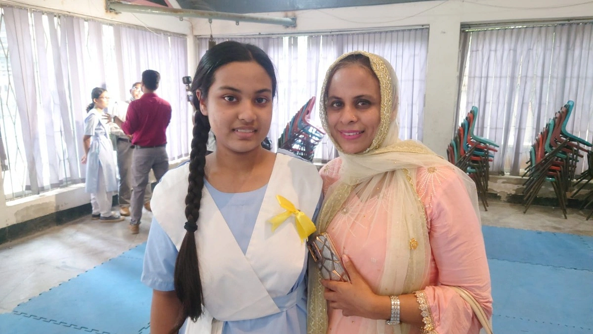 মেয়ের পরীক্ষার জন্য এক মাসের ছুটি নেন মা, অবশেষে জিপিএ ৫-এর হাসি