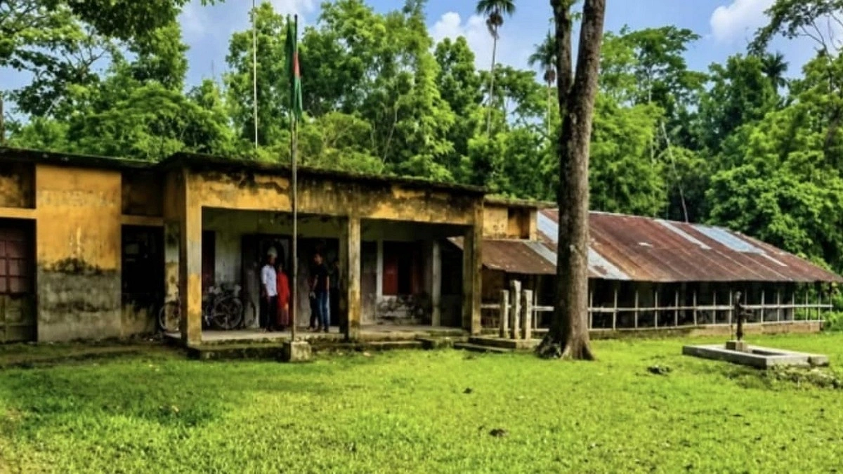 কাগজে-কলমে ১২০ শিক্ষার্থী, শ্রেণিকক্ষে মাত্র ৭