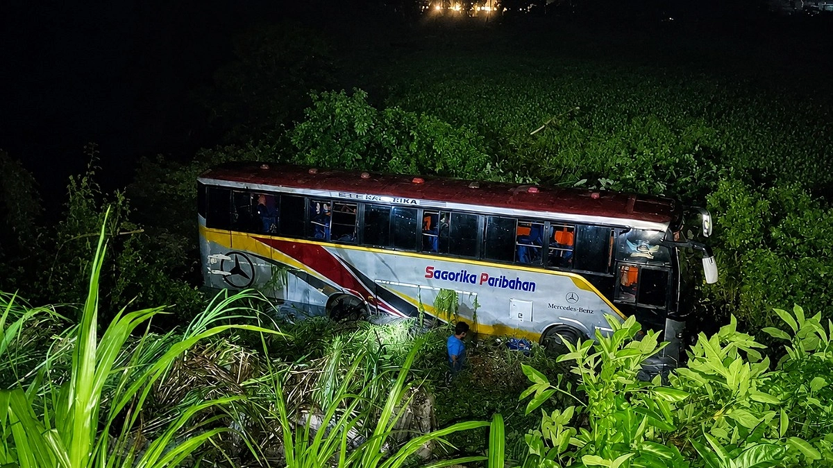 চালক মোবাইলে কথা বলতে বলতেই চালাচ্ছিলেন, উল্টে গেল যাত্রীবাহী বাস