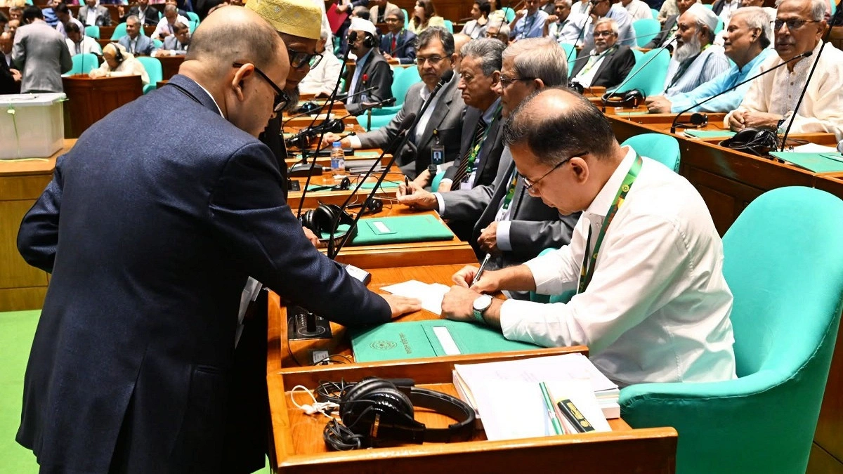 ভোটের শুরু থেকে একঘণ্টা সংসদ কক্ষে প্রধানমন্ত্রী