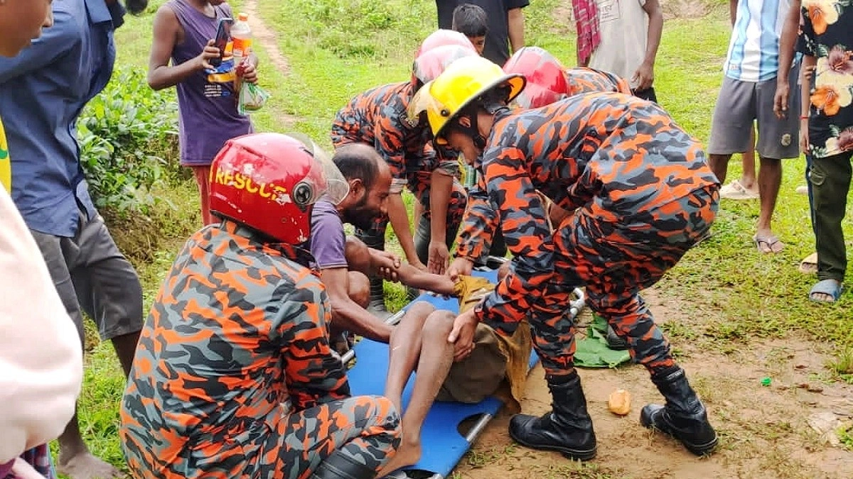 চলন্ত ট্রেন থেকে পড়ে রেললাইনের পাশে কাতরাচ্ছিল কিশোর