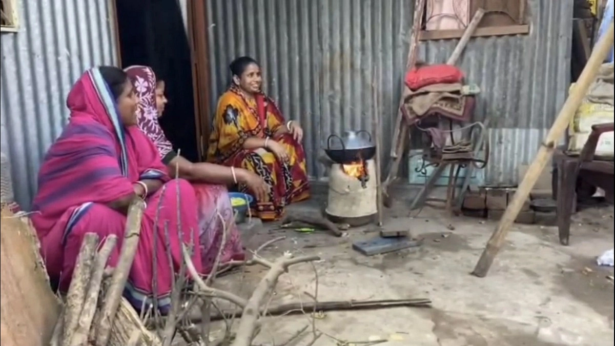 গ্যাস নেই, মাটির চুলায় রান্না