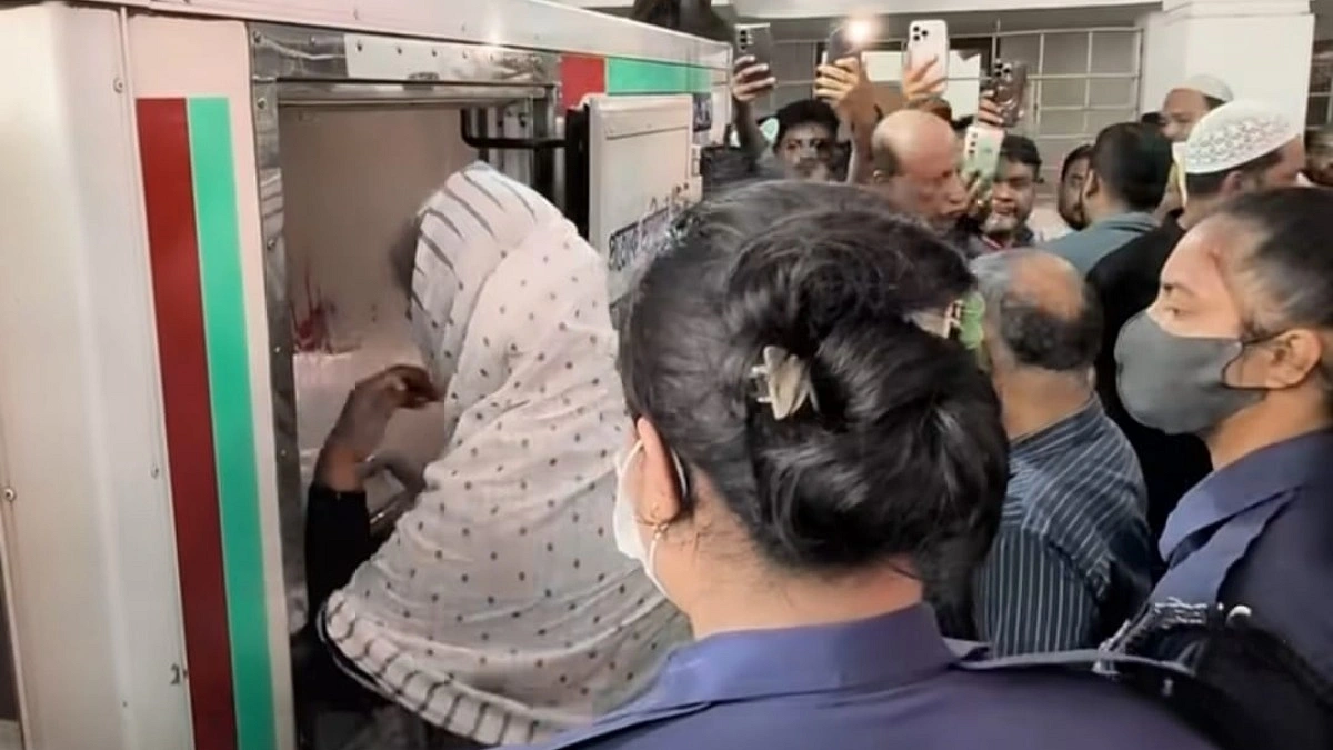 লাশবাহী অ্যাম্বুলেন্সে স্বামীকে শেষবার দেখলেন দীপু মনি