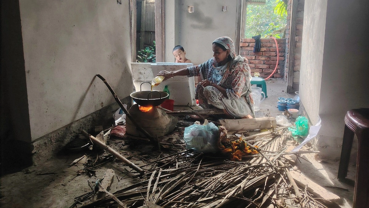 গ্যাস সংকট: মাটির চুলার লাকড়ি-অটোর বাড়তি ভাড়ায় পকেটে টান