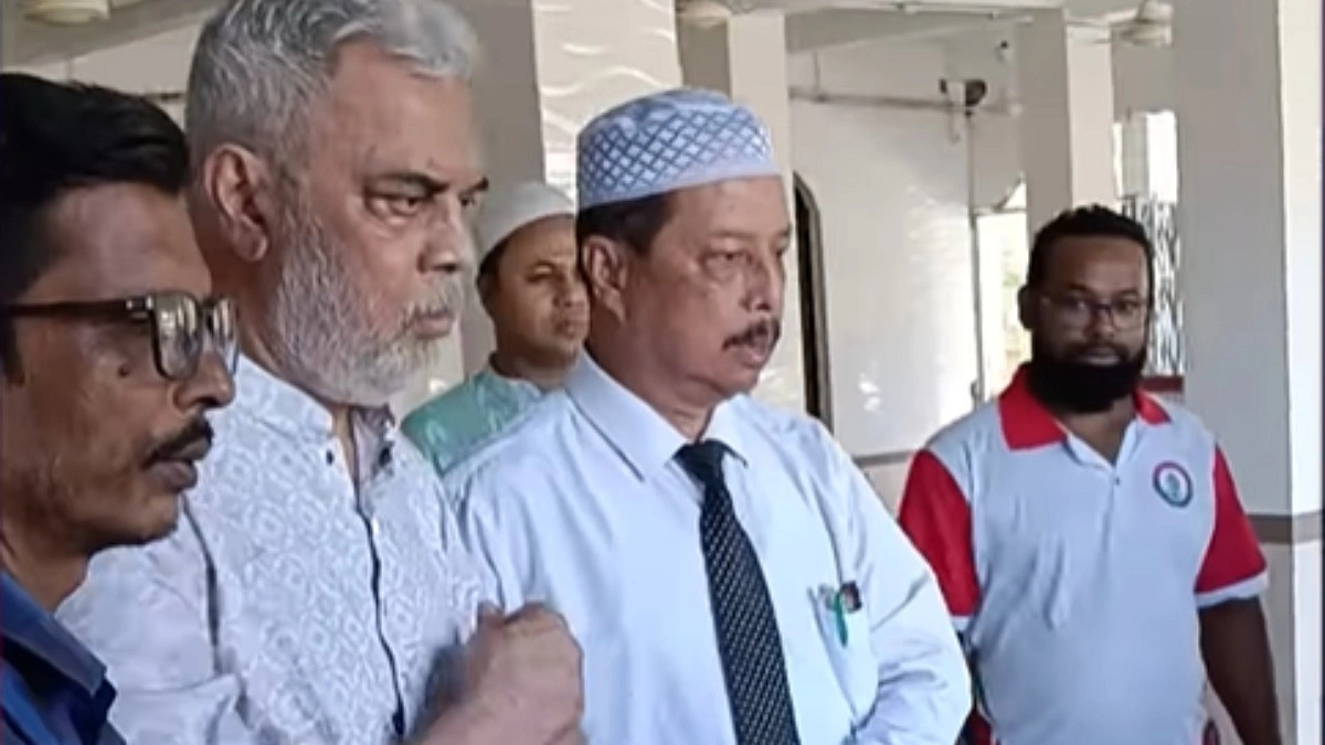 লন্ডন যাওয়ার আগে পাগলা মসজিদে দান করলেন ইলিয়াস কাঞ্চন