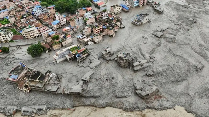 ত্রিশূলীতে আকস্মিক বন্যায় ঘরবাড়ি কাদায় ঢেকে যাচ্ছে। ছবি: রয়টার্স