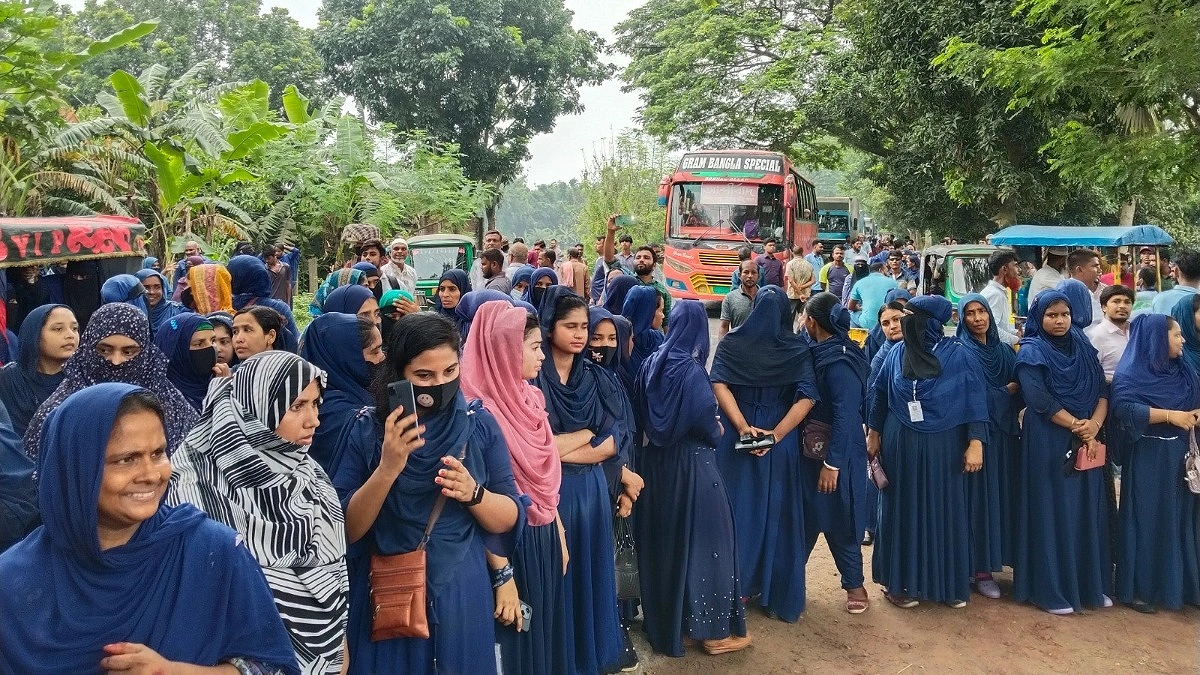পাবনায় আরএফএলের কর্মীদের বিক্ষোভে ৩ ঘণ্টা বন্ধ মহাসড়ক