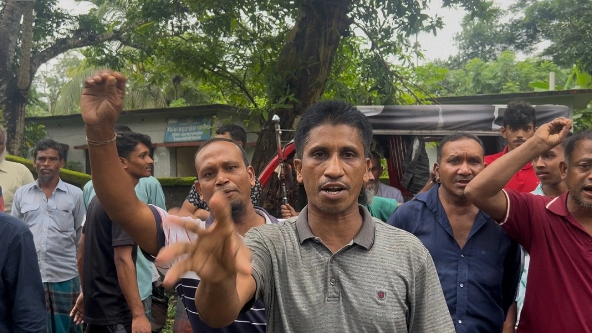 অভিযোগ তদন্তে স্কুলে কর্মকর্তা, সামনেই দুই পক্ষের সংঘর্ষ
