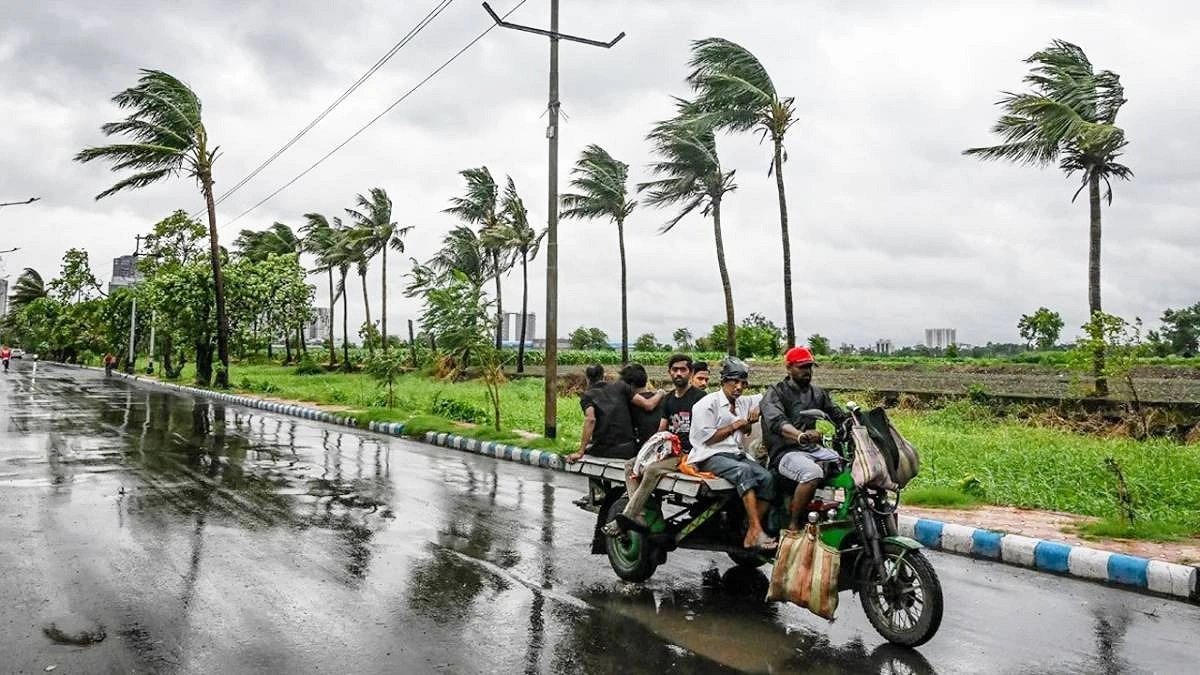 উপকূলে ভারি বর্ষণের পূর্বাভাস, ৩ নম্বর সতর্কসংকেত